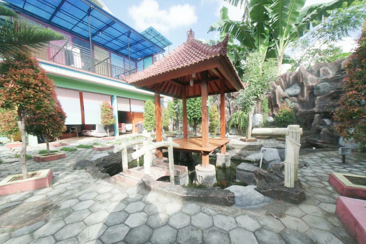 Reddoorz Syariah Near Mall Roxy Banyuwangi 2 Buitenkant foto