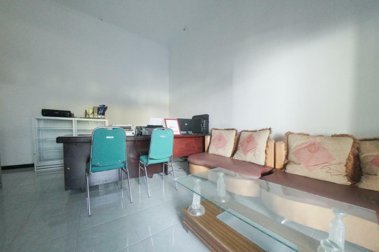 Reddoorz Syariah Near Mall Roxy Banyuwangi 2 Buitenkant foto